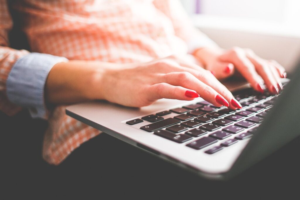 productos digitales para escritoras woman, typing, writing, macbook, notebook, computer, female, nails, girl, hands, lady, she, beautiful, red nails, typing, typing, typing, writing, writing, writing, writing, writing, nails